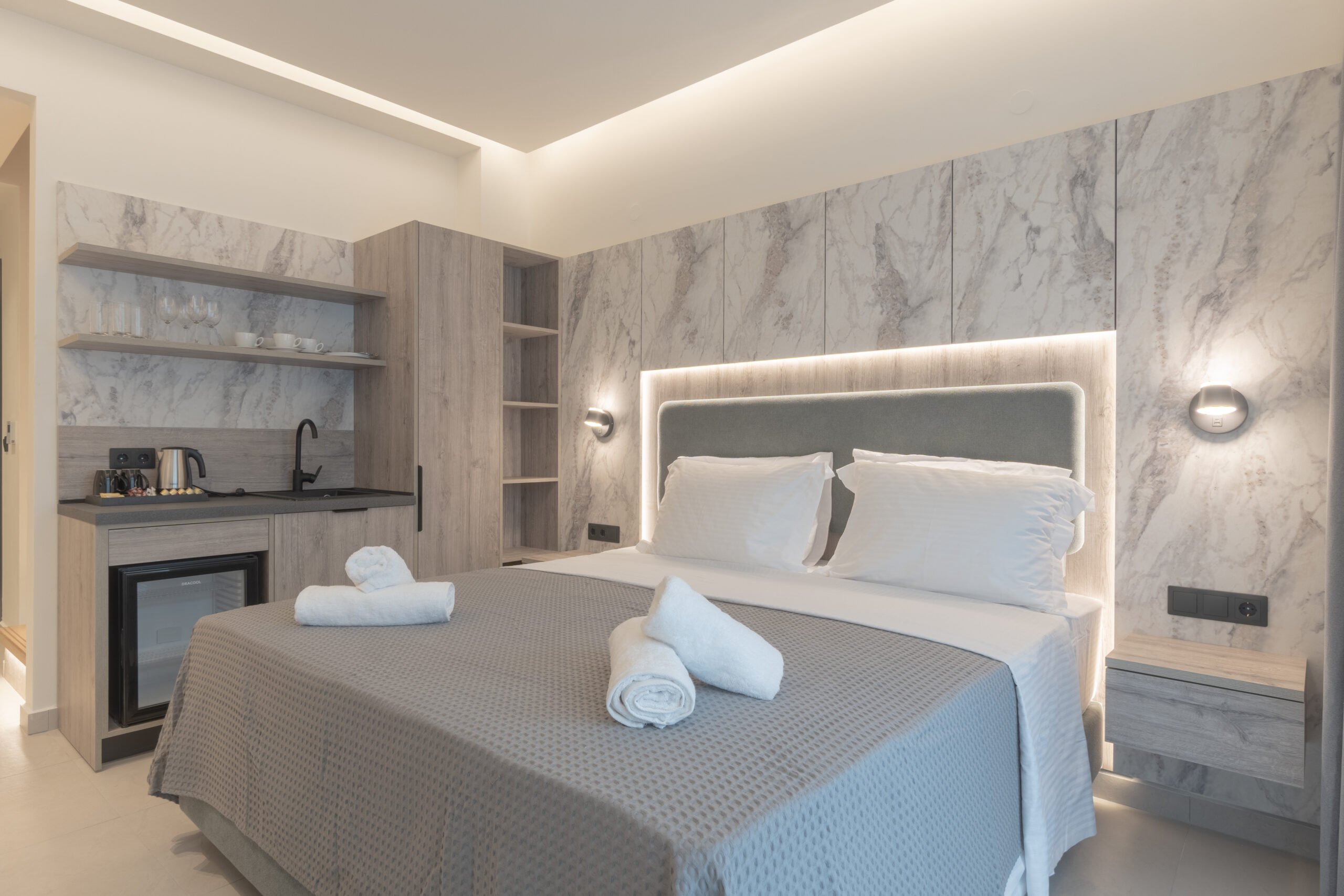 Tiara Holidays - Alora Luxury Suites - Maisonette with Jacuzzi pool view soba i kuhinja